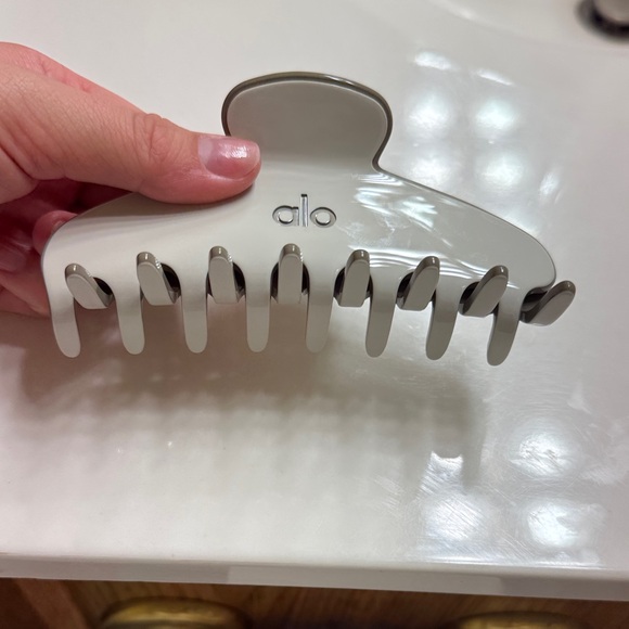ALO Yoga Gray Hair Clip - Picture 5 of 5